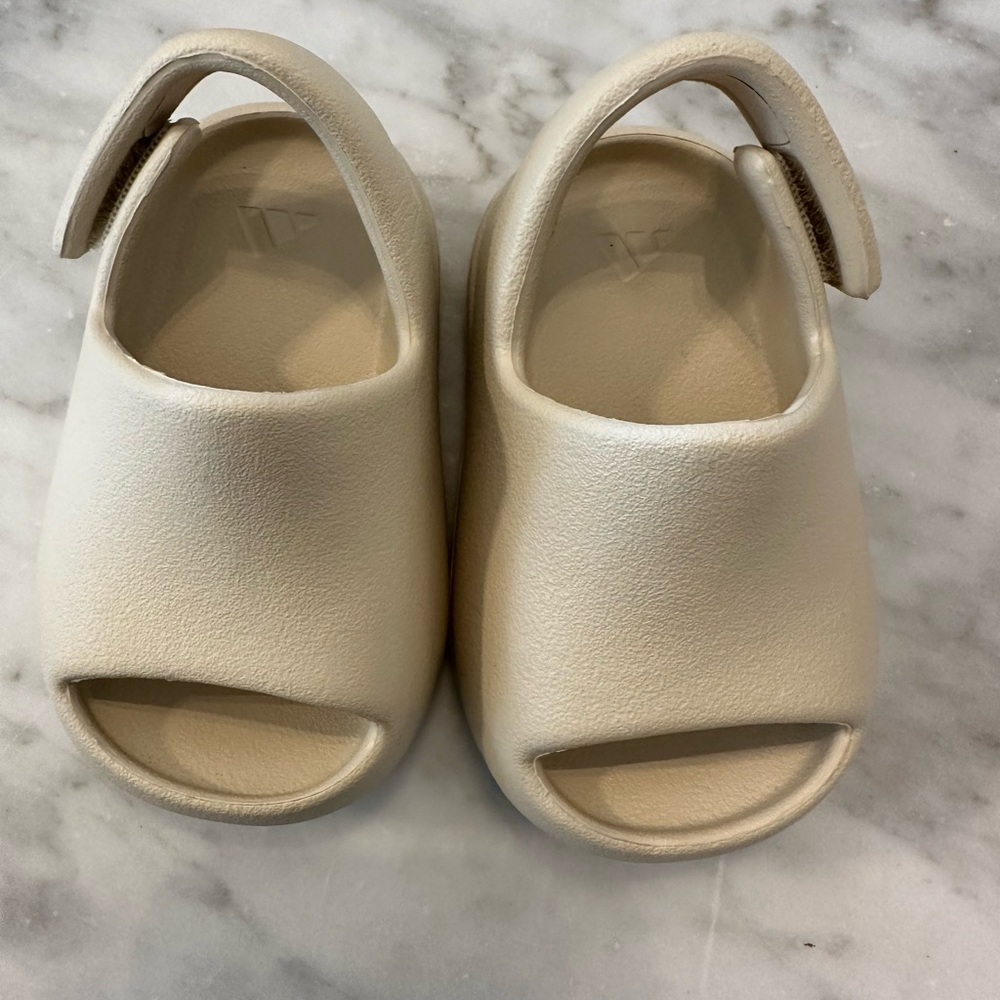 Infant YEEZYS toddler size 4 NWT never worn